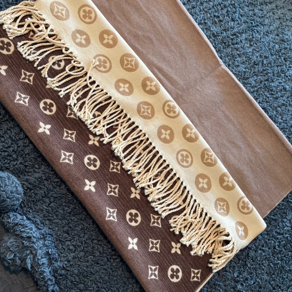 Louis Vuitton Beige and Brown Cashmere Super Soft Scarf - Picture 5 of 5